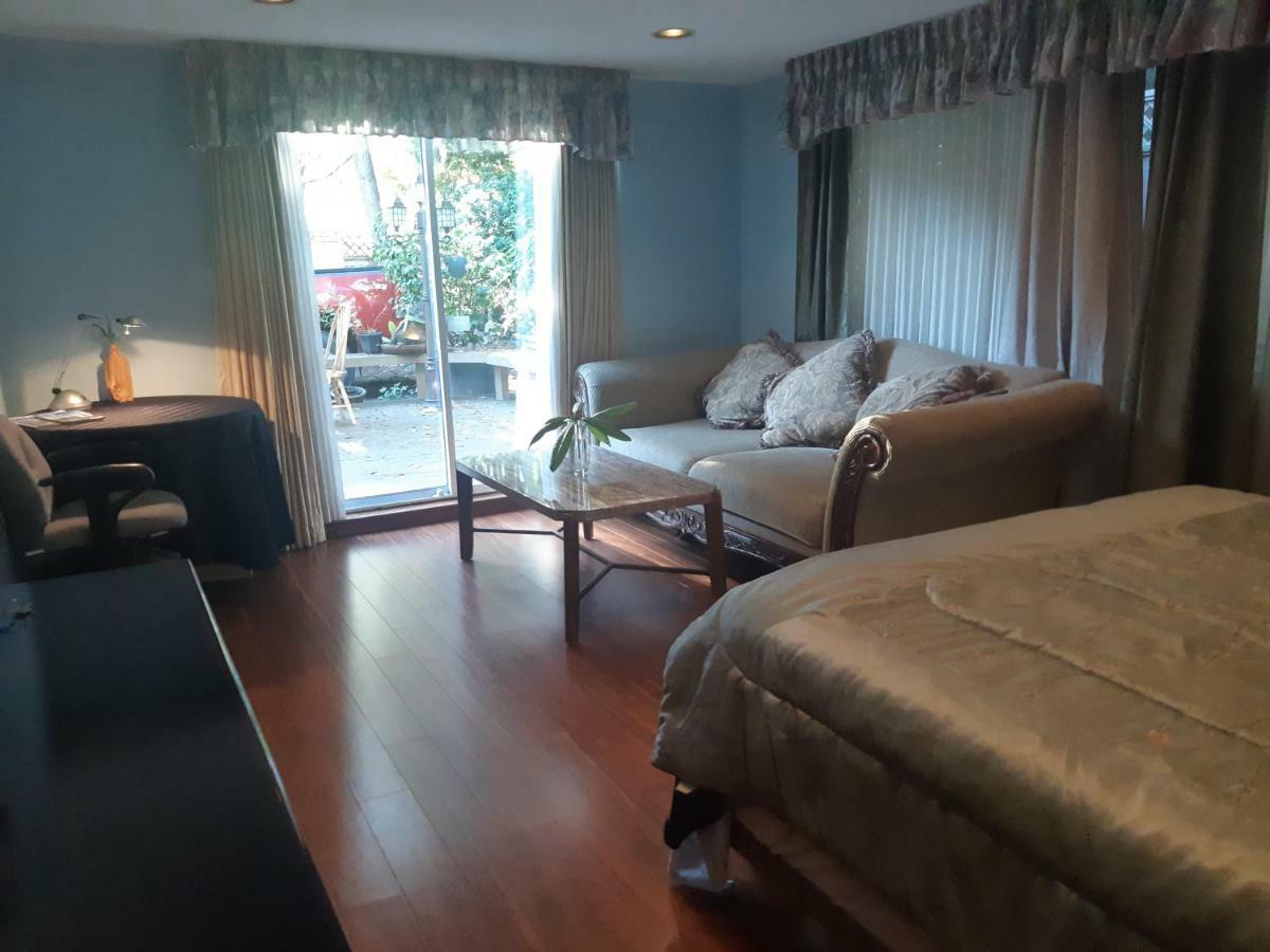 Burris Guest House เบิร์นนาบี ภายนอก รูปภาพ
